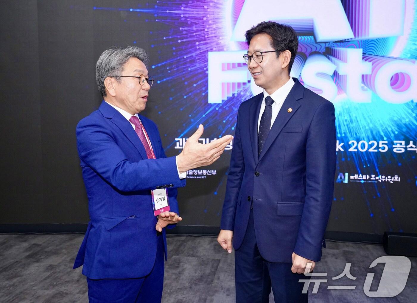 본문 이미지 - 강기정 광주시장이 30일 서울 코엑스에서 열린 ‘AI 페스타(Festa) 2025’에 참석해 배경훈 과학기술정보통신부 장관과 환담을 나누고 있다.(광주시 제공. 재판매 및 DB 금지) 2025.9.30/뉴스1 