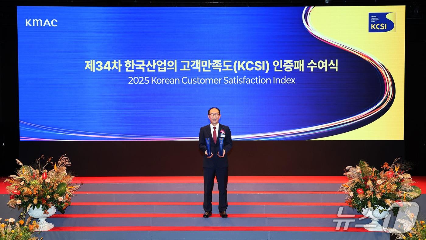 박정우 캐논코리아 대표이사가 기념사진을 찍고 있다.(캐논코리아 제공)