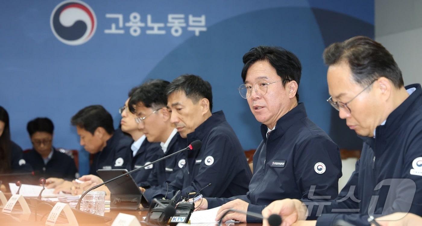 김영훈 고용노동부 장관이 30일 세종시 정부세종청사에서 산재 사망사고 감축 전국 기관장 회의를 주재하며 발언하고 있다. 2025.9.30/뉴스1 ⓒ News1 김기남 기자