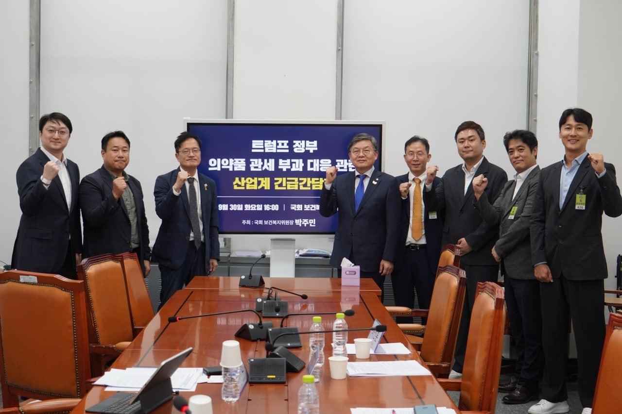 본문 이미지 - 30일 국회에서 박주민 국회 보건복지위원회 위원장이 개최한 &#39;트럼프 정부 의약품 관세 부과 대응 관련 산업계 긴급간담회&#39;.&#40;박주민 의원실 제공&#41;