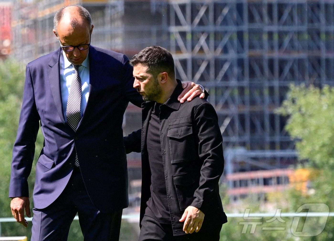 본문 이미지 - 미국·유럽 화상 정상회의를 앞두고 만난 메르츠 독일 총리&#40;왼쪽&#41;와 젤렌스키 우크라이나 대통령. 2025.08.13 ⓒ 로이터=뉴스1 ⓒ News1 이지예 객원기자