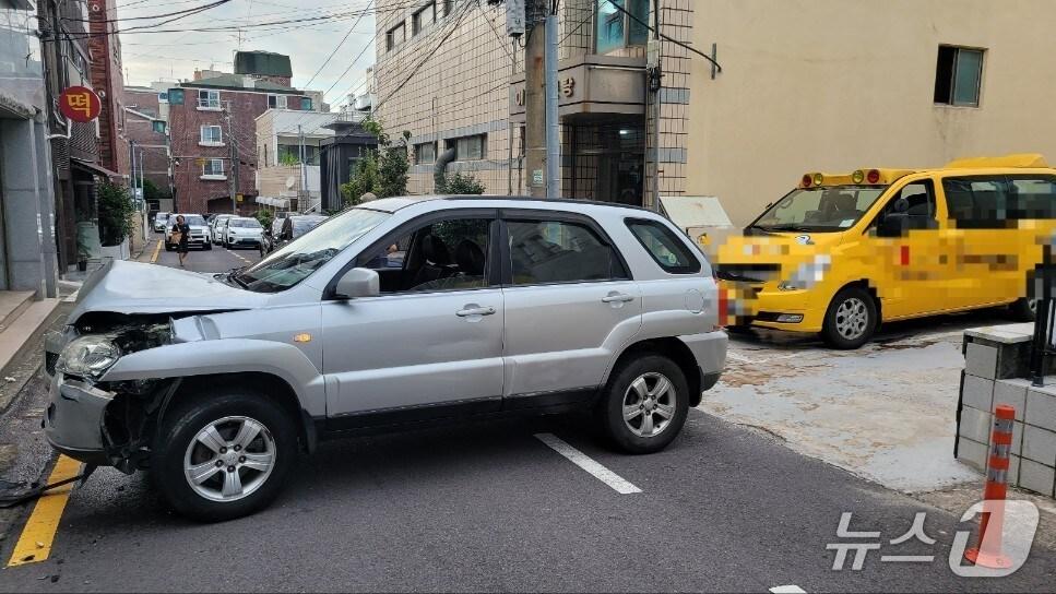본문 이미지 - 30일 오후 제주시 이도2동에서 발생한 교통사고 현장.(제주도소방안전본부 제공. 재판매 및 DB 금지)