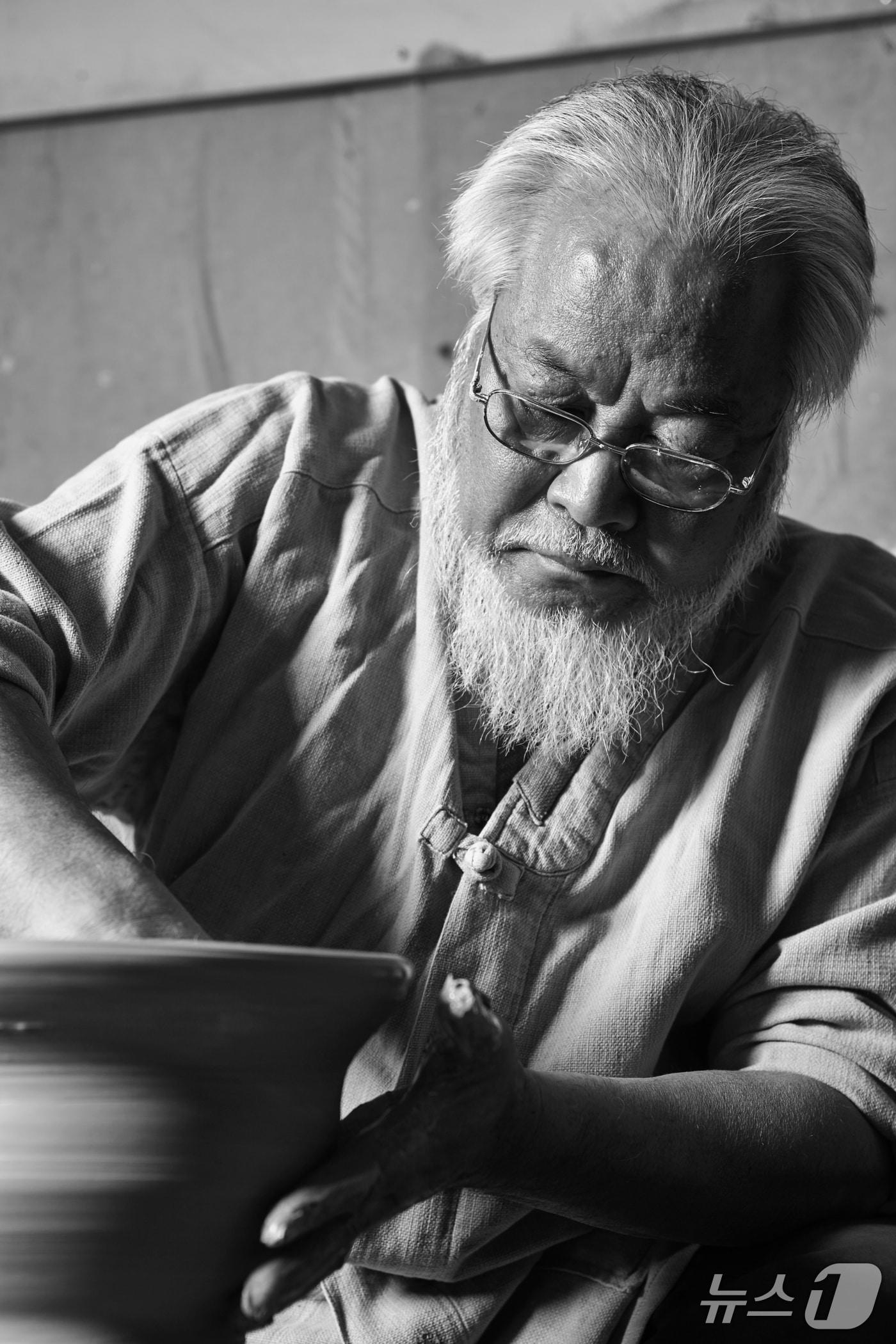 본문 이미지 - 2025년도 이천시 문화상을 수상한 서광수 명장.&#40;이천시 제공&#41;