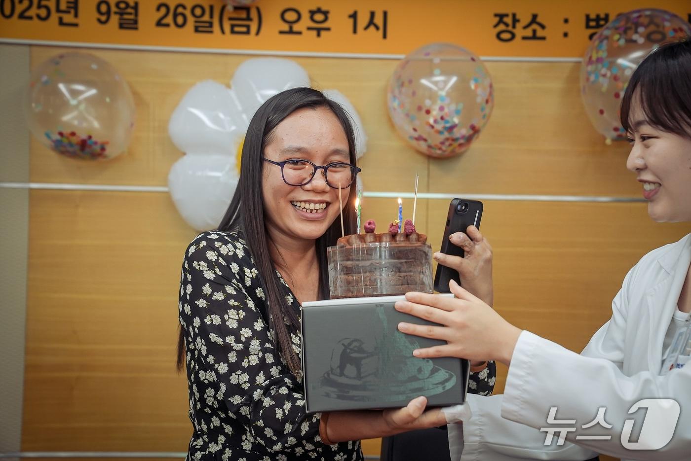 필리핀 국적 앙헬레스 이본 엔젤&#40;29&#41; 씨가 선천적 단다지유합증 치료를 무사히 마치고 지난 29일 고국의 품으로 돌아갔다.&#40;연세대 강남세브란스병원 제공&#41;