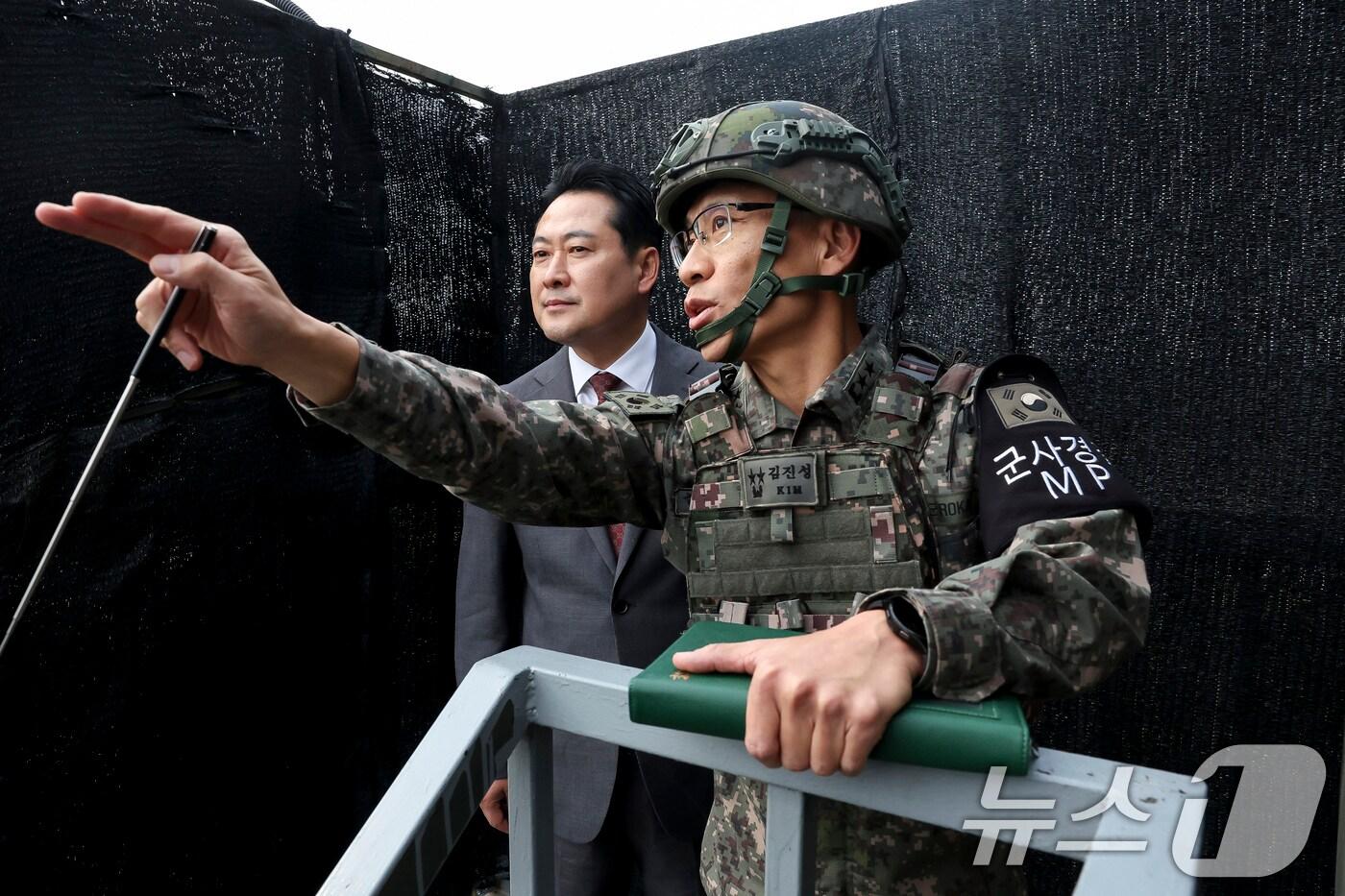 장동혁 국민의힘 대표가 30일 경기 포천시 육군 제6보병사단 2여단 GOP대대에서 김진성 사단장으로부터 지형 관련 설명을 듣고 있다. 2025.9.30/뉴스1 ⓒ News1 국회사진기자단