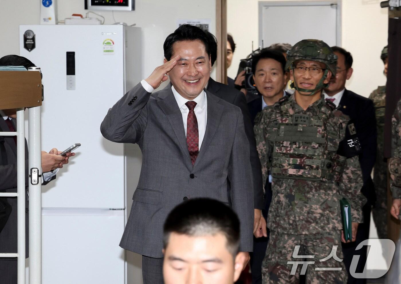 장동혁 국민의힘 대표가 30일 경기 포천시 육군 제6보병사단 2여단 GOP대대를 방문해 장병들에게 인사하고 있다. 2025.9.30/뉴스1 ⓒ News1 국회사진기자단