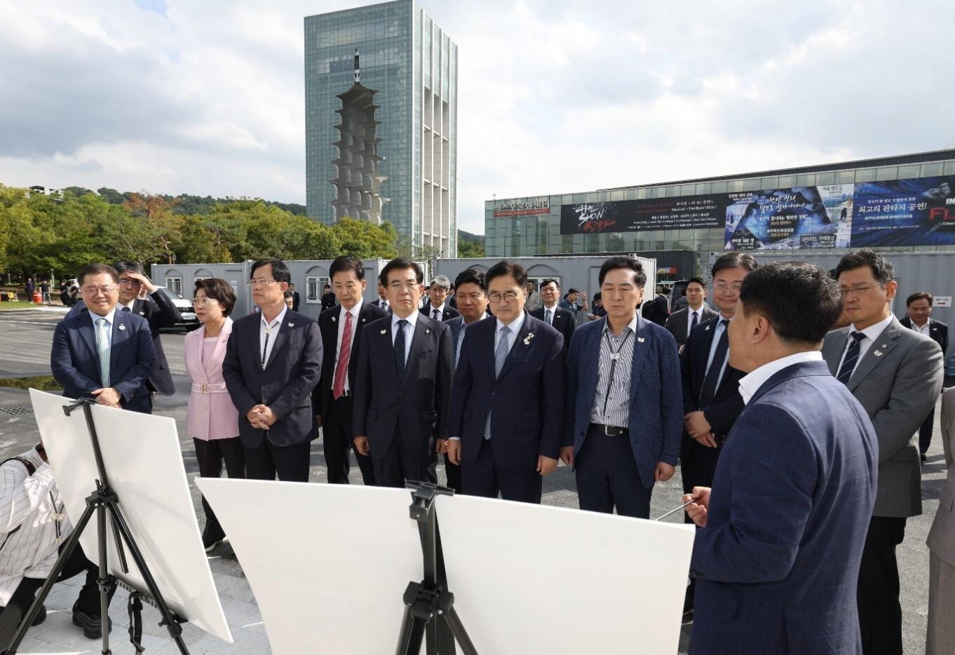 본문 이미지 - 우원식 국회의장이 30일 경주 APEC 정상회의 준비 상황을 점검하고 있다.(국회의장실 제공) ⓒ 뉴스1