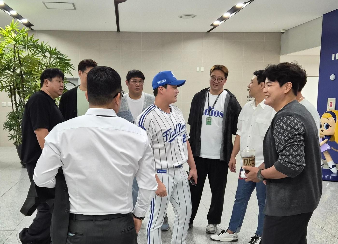 본문 이미지 - 시즌 종료 후 은퇴하는 오승환을 위해 추신수, 이대호, 김강민 등 1982년생 친구들이 모였다.&#40;SSG 랜더스 제공&#41;