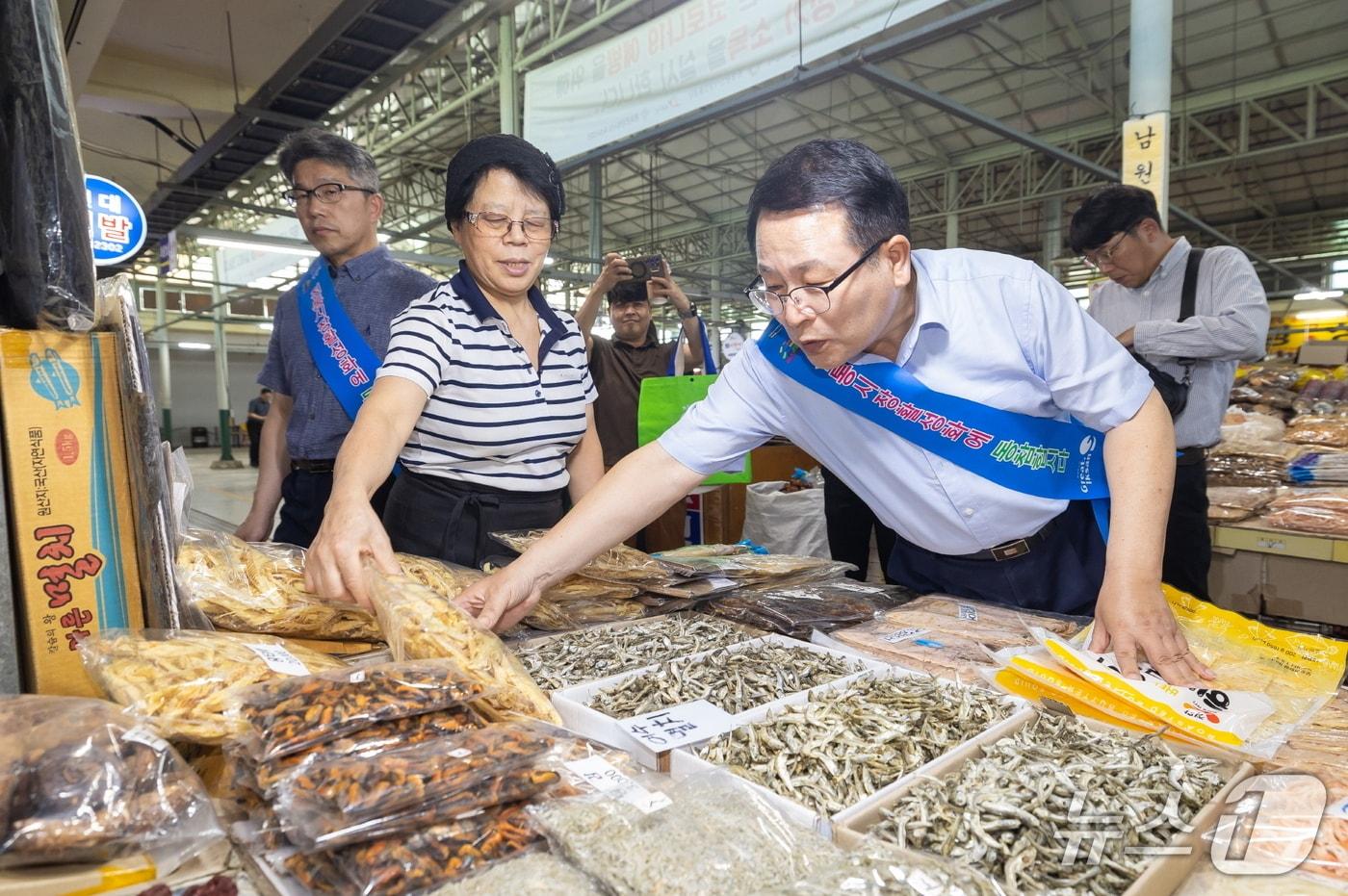 30일 정헌율 익산시장이 추석 명절을 앞두고 시장에서 장을 보고 있다.(익산시 제공. 재판매 및 DB 금지)