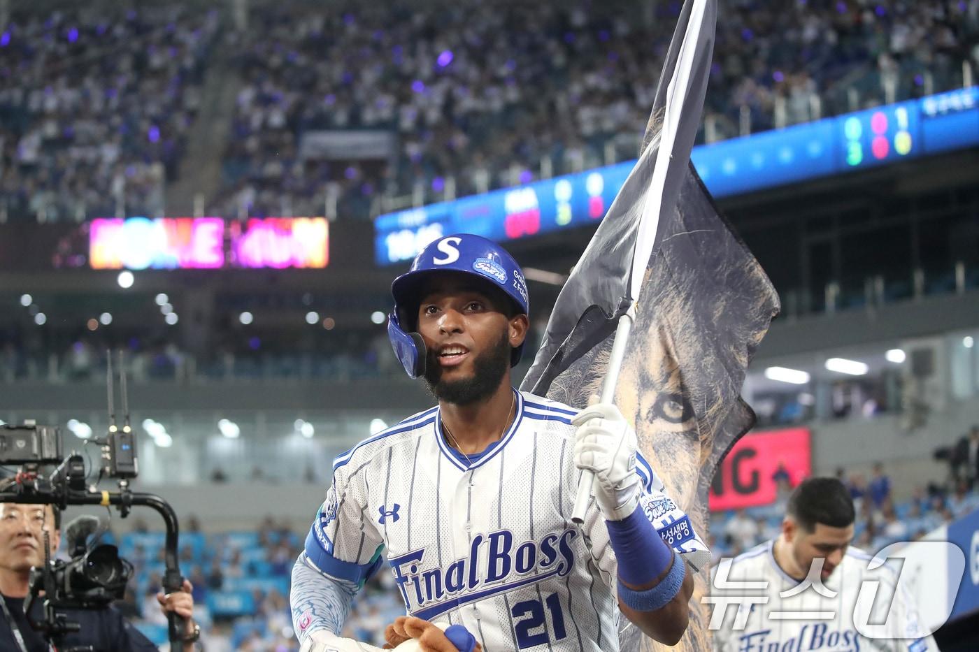 30일 오후 대구 수성구 삼성라이온즈파크에서 열린 프로야구 &#39;2025 신한 SOL뱅크 KBO 리그&#39; KIA 타이거즈와 삼성 라이온즈의 경기, 1회말 1사 1,3루 상황 삼성 4번타자 디아즈가 중월 3점 홈런을 쏘아올려 시즌 50홈런 달성한 뒤 동료들과 기쁨을 나누고 있다. 2025.9.30/뉴스1 ⓒ News1 공정식 기자