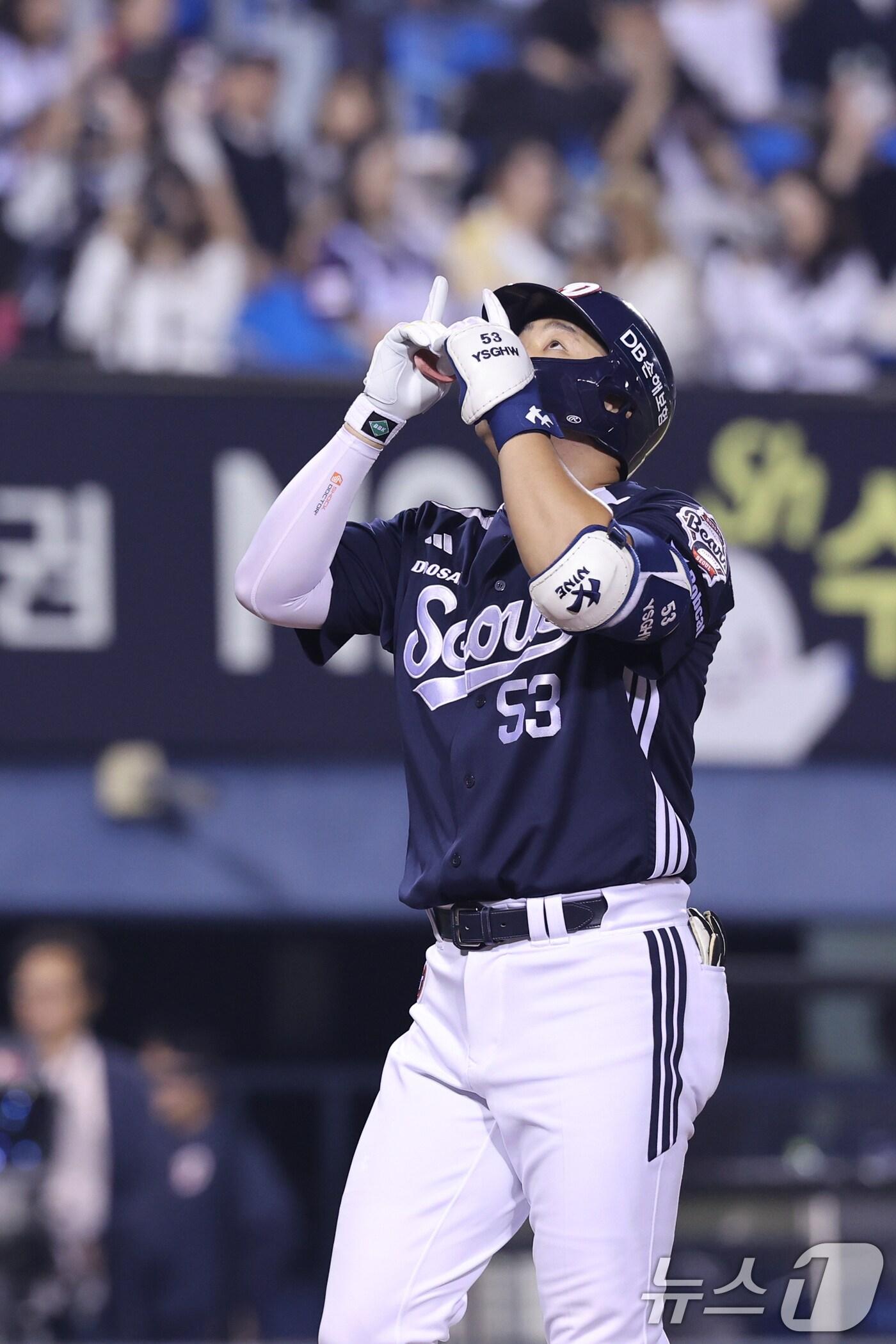 본문 이미지 - 30일 오후 서울 송파구 잠실야구장에서 열린 프로야구 2025 신한 SOL 뱅크 KBO 리그 두산 베어스와 LG 트윈스의 경기 4회초 1사 1루 상황, 두산 양석환이 투런포를 날린 뒤 기뻐하고 있다. 2025.9.30/뉴스1 ⓒ News1 안은나 기자