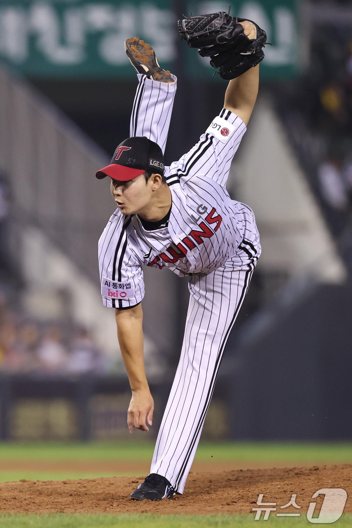 본문 이미지 - 30일 오후 서울 송파구 잠실야구장에서 열린 프로야구 2025 신한 SOL 뱅크 KBO 리그 두산 베어스와 LG 트윈스의 경기 6회초 LG 교체투수 김영우가 역투하고 있다. 2025.9.30/뉴스1 ⓒ News1 안은나 기자