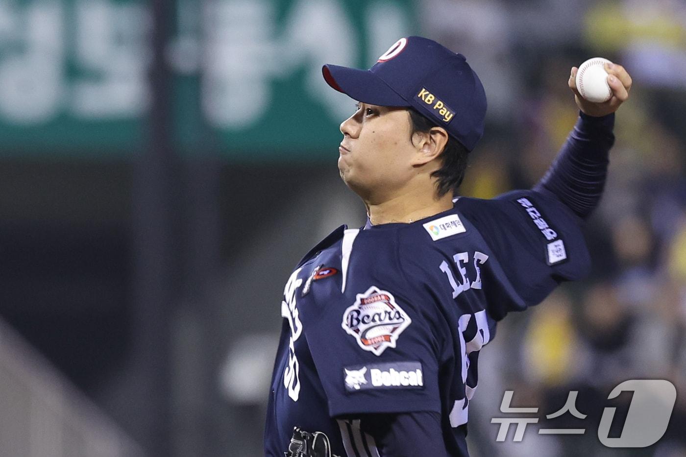 본문 이미지 - 30일 오후 서울 송파구 잠실야구장에서 열린 프로야구 2025 신한 SOL 뱅크 KBO 리그 두산 베어스와 LG 트윈스의 경기 6회말 1사 1,2루 상황, 두산 교체투수 이영하가 역투하고 있다. 2025.9.30 ⓒ 뉴스1 안은나 기자