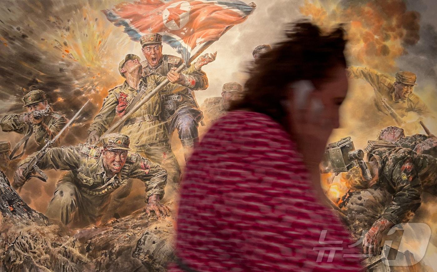 30일 러시아 모스크바의 한 미술관에 북한군의 우크라이나 전쟁 참전을 기념하는 예술품이 전시돼 있다. 2025.9.30 ⓒ 로이터=뉴스1 ⓒ News1 강민경 기자