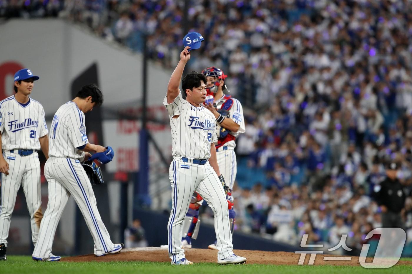 30일 오후 대구 수성구 삼성라이온즈파크에서 열린 프로야구 &#39;2025 신한 SOL뱅크 KBO 리그&#39; KIA 타이거즈와 삼성 라이온즈의 경기, 5대 0으로 앞선 9회초 마운드에 오른 삼성 마무리 투수 오승환이 KIA 대타 최형우를 삼진으로 처리한 뒤 마운드에서 내려오고 있다. 2025.9.30/뉴스1 ⓒ News1 공정식 기자