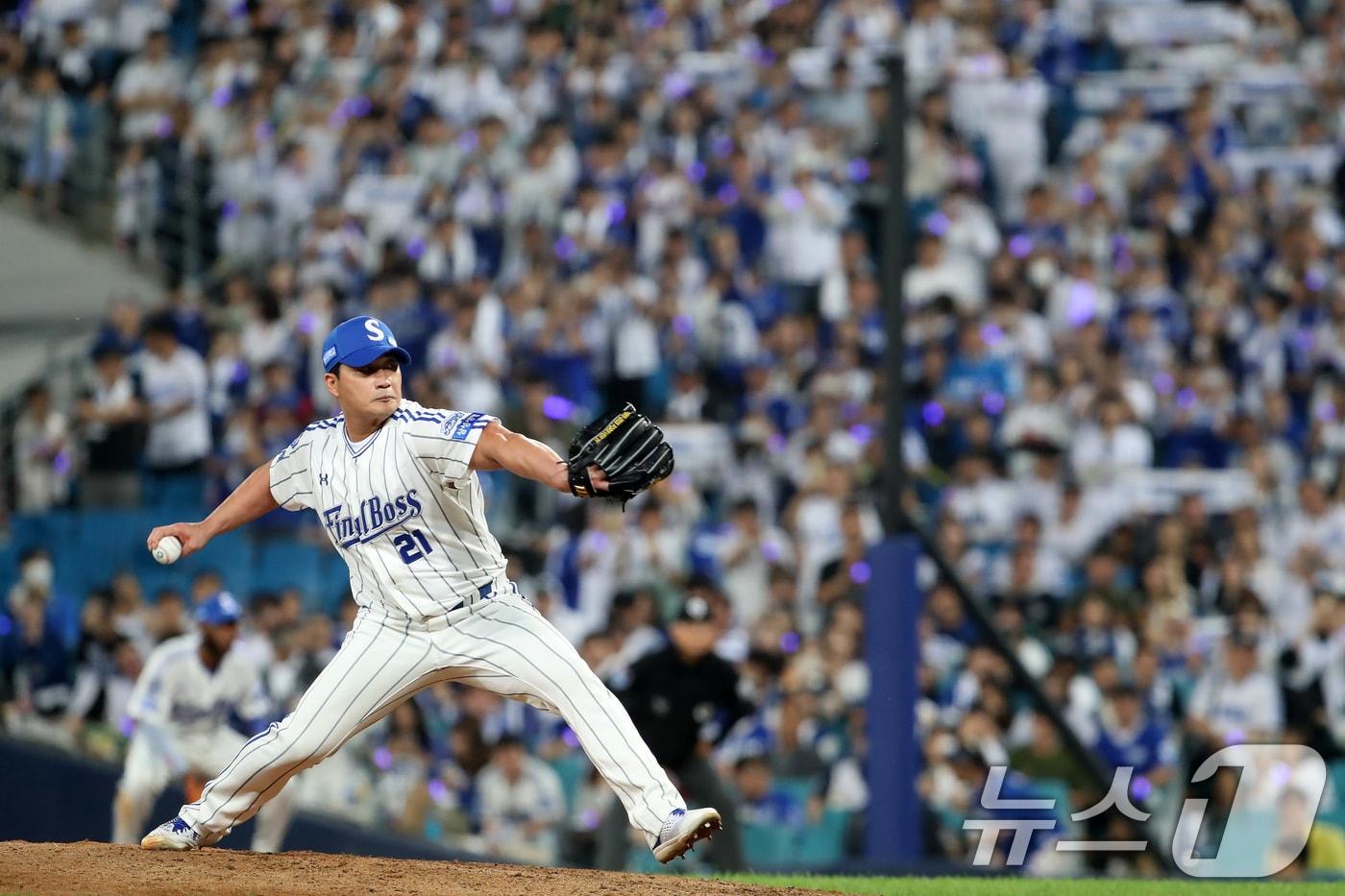 30일 오후 대구 수성구 삼성라이온즈파크에서 열린 프로야구 &#39;2025 신한 SOL뱅크 KBO 리그&#39; KIA 타이거즈와 삼성 라이온즈의 경기, 5대 0으로 앞선 9회초 마운드에 오른 삼성 마무리 투수 오승환이 KIA 대타 최형우를 상대로 역투하고 있다. 2025.9.30/뉴스1 ⓒ News1 공정식 기자