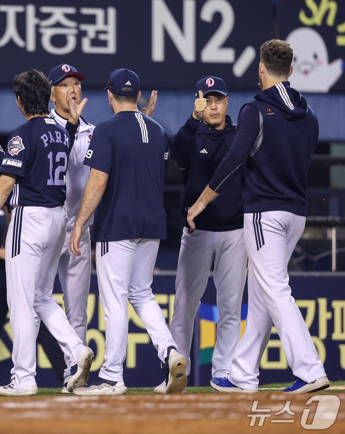 본문 이미지 - 30일 오후 서울 송파구 잠실야구장에서 열린 프로야구 2025 신한 SOL 뱅크 KBO 리그 두산 베어스와 LG 트윈스의 경기에서 6:0으로 두산이 승리, 조성환 감독 대행이 승리투수 콜 어빈을 향해 엄지손가락을 치켜들고 있다. 2025.9.30/뉴스1 ⓒ News1 안은나 기자