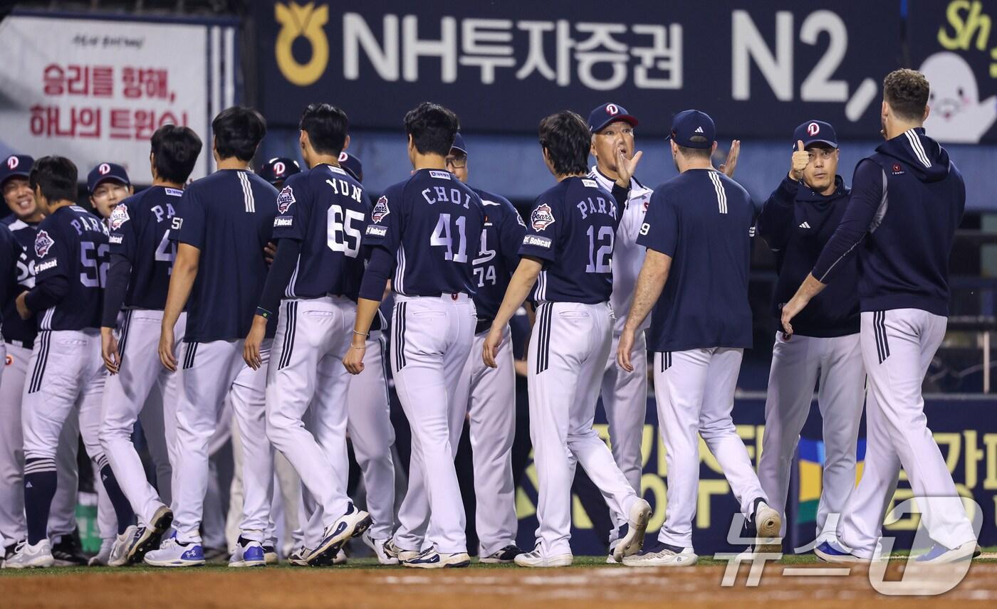 30일 오후 서울 송파구 잠실야구장에서 열린 프로야구 2025 신한 SOL 뱅크 KBO 리그 두산 베어스와 LG 트윈스의 경기에서 6:0으로 두산이 승리, 조성환 감독 대행이 승리투수 콜 어빈을 향해 엄지손가락을 치켜들고 있다. 2025.9.30/뉴스1 ⓒ News1 안은나 기자