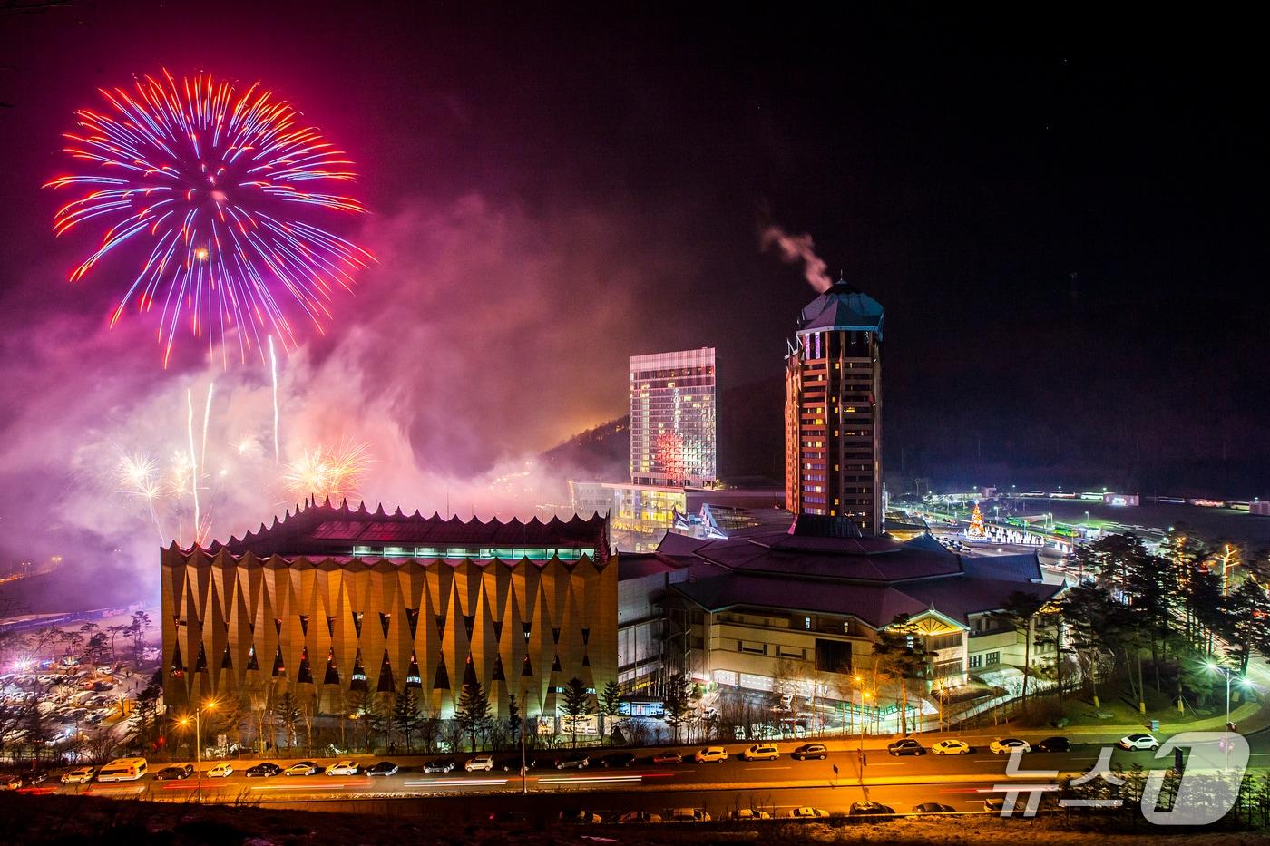 하이원리조트에서 진행한 불꽃놀이 전경&#40;강원랜드 제공&#41;