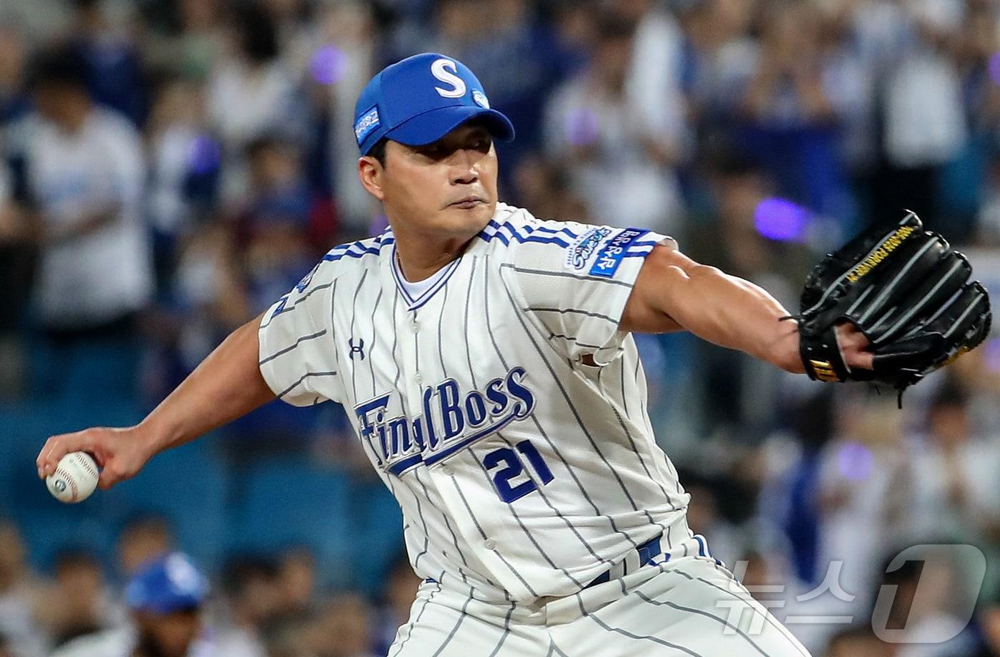 30일 오후 대구 수성구 삼성라이온즈파크에서 열린 프로야구 &#39;2025 신한 SOL뱅크 KBO 리그&#39; KIA 타이거즈와 삼성 라이온즈의 경기, 5대 0으로 앞선 9회초 마운드에 오른 삼성 마무리 투수 오승환이 KIA 대타 최형우를 상대로 역투하고 있다. 2025.9.30/뉴스1 ⓒ News1 공정식 기자