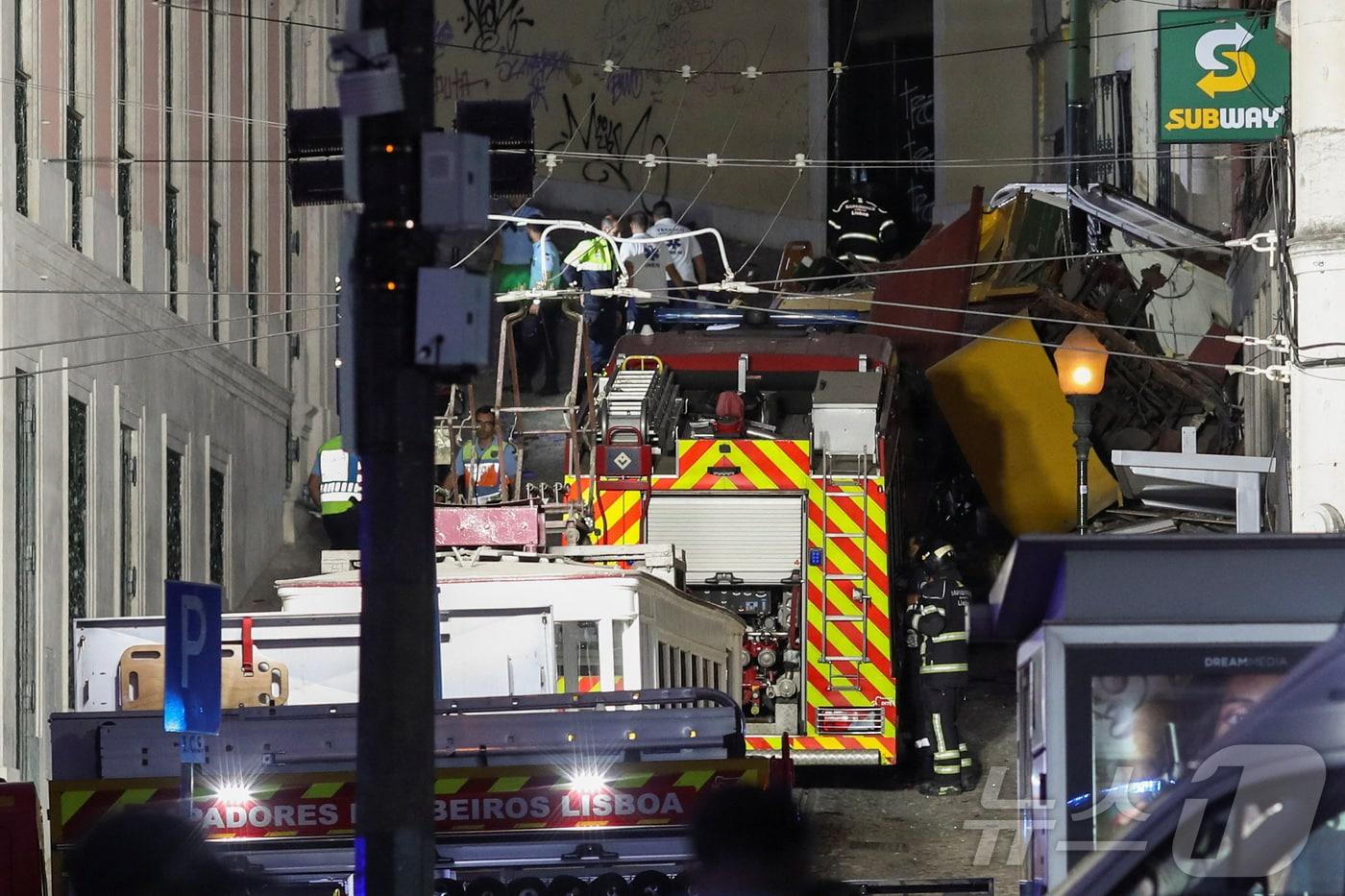 3일(현지시간) 포르투갈 리스본에서 현지 주민들과 관광객이 많이 이용하는 글로리아 전차 탈선 사고 현장. 현지 당국은 이날 발생한 사고로 최소 15명이 숨졌다고 밝혔다. 2025.09.03 ⓒ 로이터=뉴스1 ⓒ News1 김지완 기자
