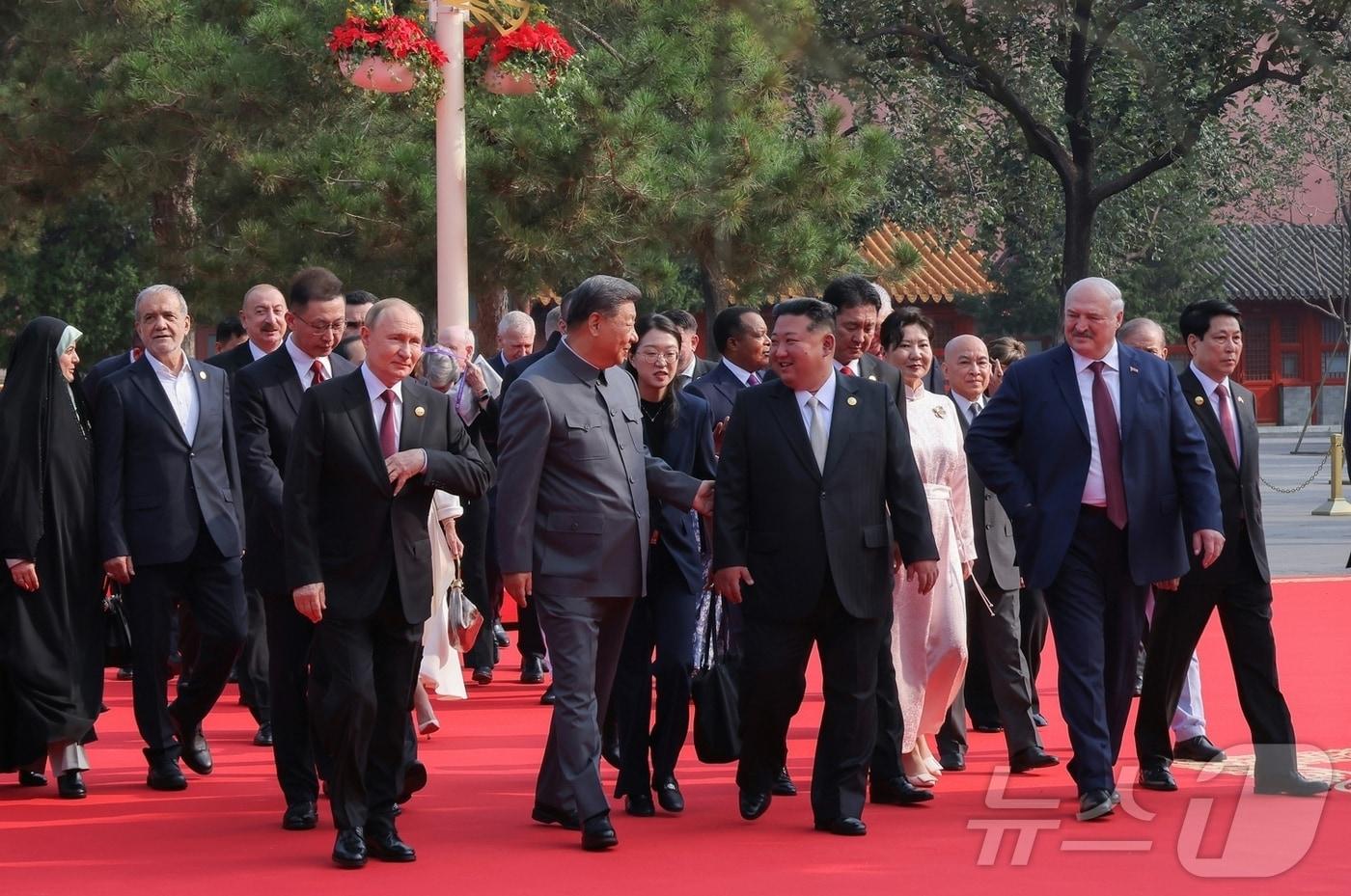 &#40;평양 노동신문=뉴스1&#41; = 지난 9월 3일 김정은 당 총비서가 중국인민항일전쟁 및 세계반파쇼전쟁승리&#40;전승절&#41; 80돌&#40;주년&#41; 기념행사에 참석해 시진핑 국가주석, 블라디미르 푸틴 러시아 대통령과 나란히 걷고 있다. [국내에서만 사용가능. 재배포 금지. DB 금지. For Use Only in the Republic of Korea. Redistribution Prohibited] rodongphoto@news1.kr