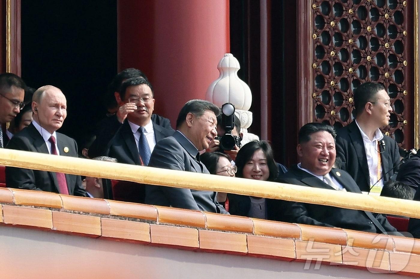 &#40;평양 노동신문=뉴스1&#41; = 김정은 북한 노동당 총비서가 지난 3일 중국의 전승절 80주년 기념 열병식에 참석해 시진핑 국가주석과 환담하는 모습. [국내에서만 사용가능. 재배포 금지. DB 금지. For Use Only in the Republic of Korea. Redistribution Prohibited] rodongphoto@news1.kr