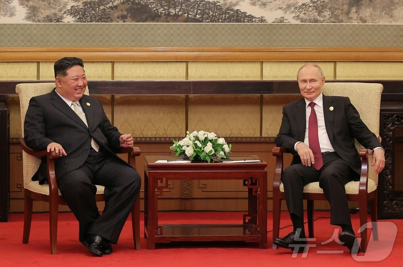 &#40;평양 노동신문=뉴스1&#41; = 북한 노동당 기관지 노동신문은 3일 김정은 당 총비서가 중국인민항일전쟁 및 세계반파쇼전쟁승리&#40;전승절&#41; 80돌&#40;주년&#41; 기념행사에 참석해 블라디미르 푸틴 러시아 대통령과 회담한 사실을 4일 보도했다. [국내에서만 사용가능. 재배포 금지. DB 금지. For Use Only in the Republic of Korea. Redistribution Prohibited] rodongphoto@news1.kr