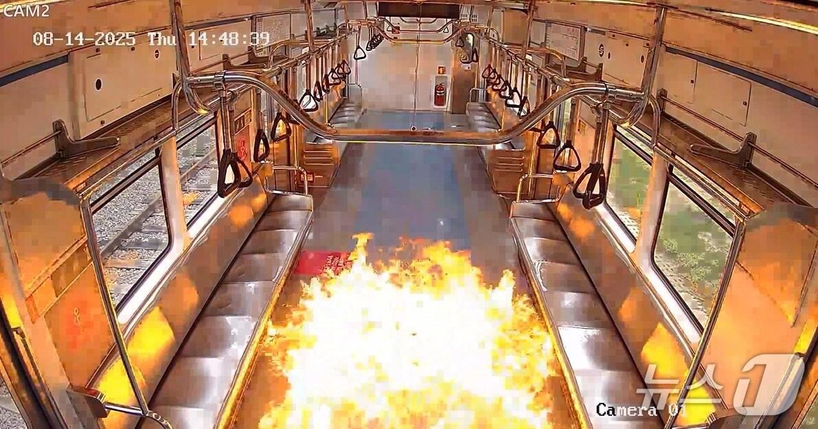 본문 이미지 - 전동차 객실 화재 모의 시연 장면(서울시 제공)