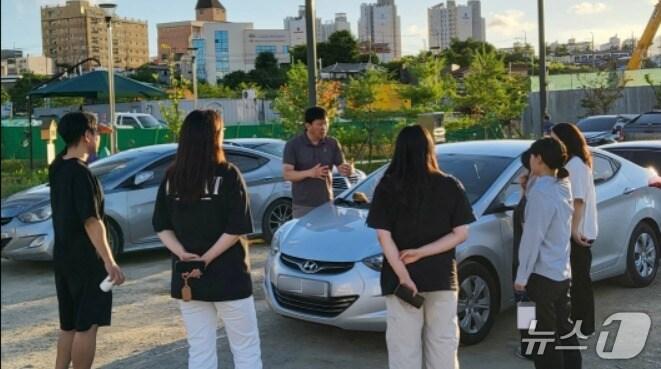 본문 이미지 - 아산시 청년성장프로젝트 참여 청년들이 중고차 현장실습 교육을 통해 차량 기초지식을 배우고 있다. (충남청년센터 제공. 재판매 및 DB금지)2025.9.4/뉴스1