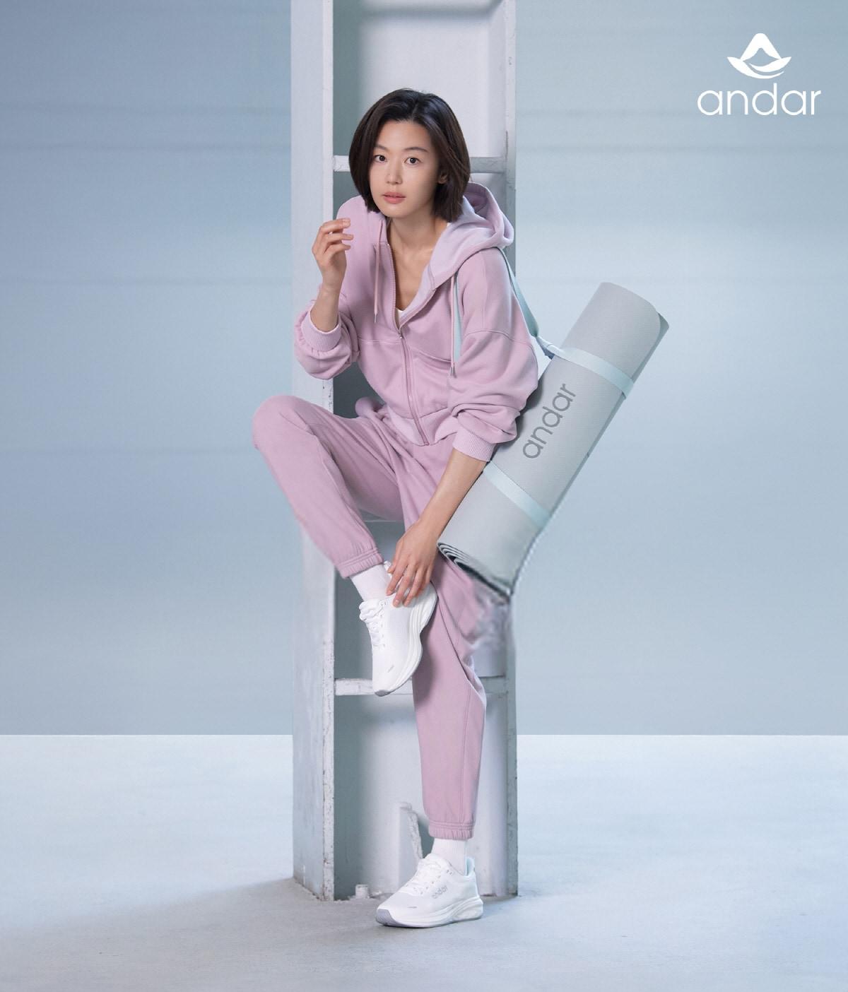 본문 이미지 - 전지현과 함께한 안다르 &#39;2025년 가을·겨울 스타일&#39; 화보.&#40;안다르 제공&#41;