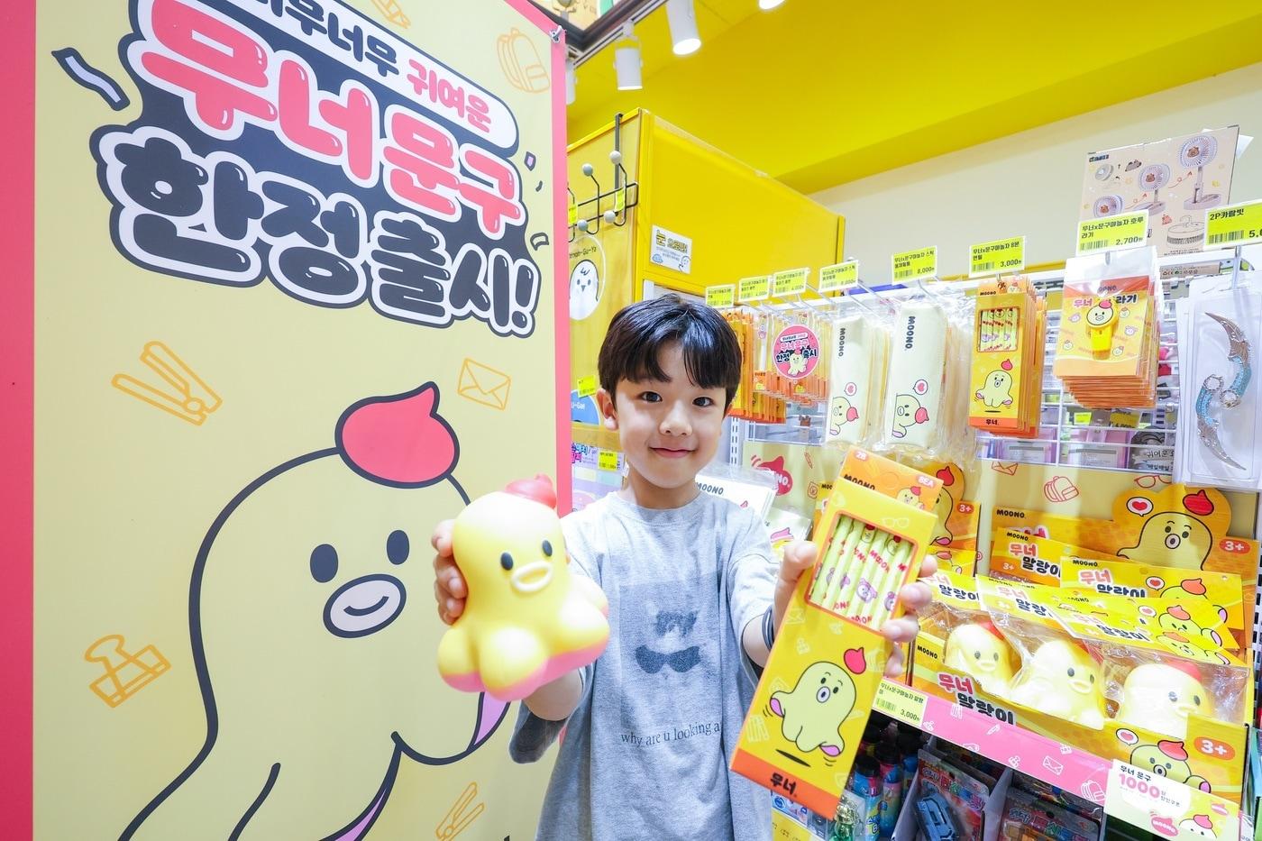 LG유플러스가 무인문구점 &#39;문구야 놀자&#39;와 손잡고 키즈특화 캐릭터 &#39;무너&#39;를 활용한 문구 판매에 나선다. 사진은 무너X문구야 놀자 상품을 소개하는 어린이 모델 이준의 모습. &#40;LGU+ 제공&#41;