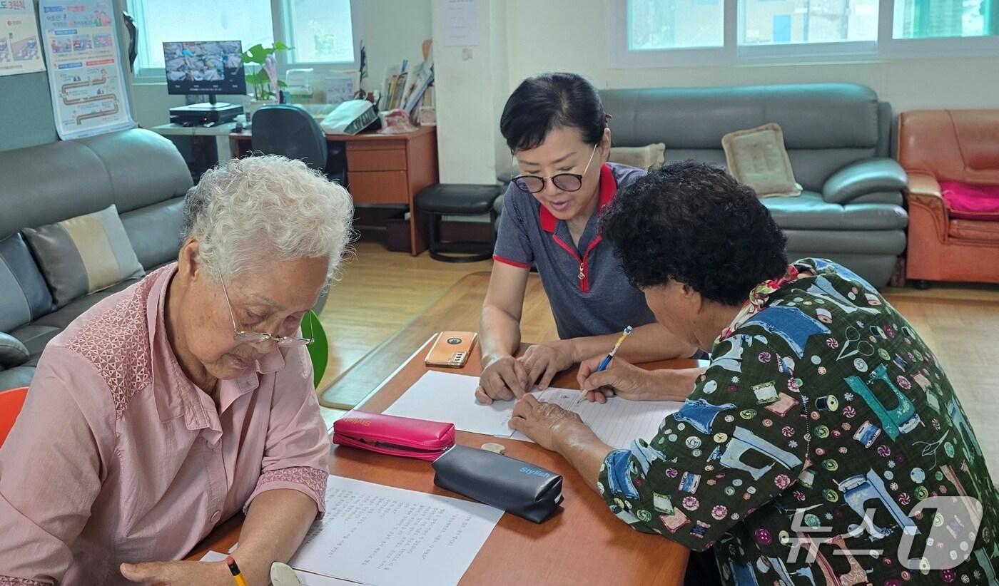 충북 진천군 성인 문해 학습 어르신들이 전국 백일장대회에 참가할 자료를 정리하고 있다.(진천군 제공, 재판매 및 DB금지)/뉴스1