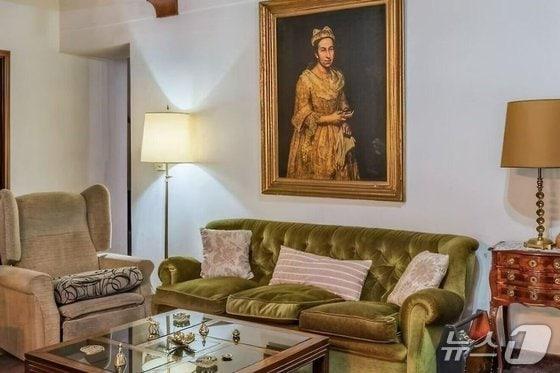 본문 이미지 - 지난달 25일(현지시간) 아르헨티나의 해변 휴양지 마르델플라타의 매물 주택 광고 사진에 등장한 17세기 그림 '여인의 초상'. <출처=엑스(X)>