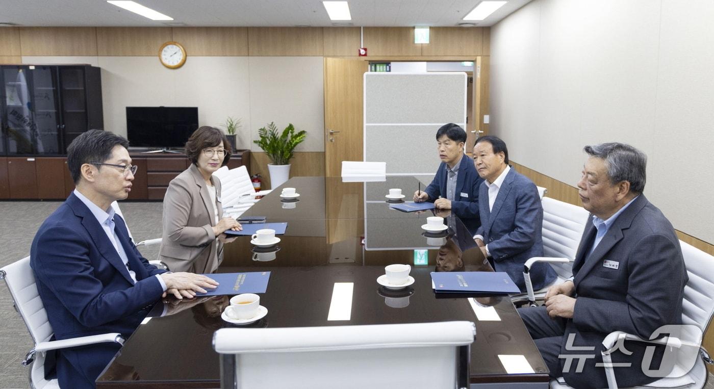 지난 3일 세종시 지방시대위원회에서 김경수 위원장을 만난 가세로 태안군수 및 군 관계자와 김원대 가로림만 해상교량 건립 추진위원장이 사업 반영을 건의하고 있다.(태안군 제공. 재판매 및 DB금지)2025.9.4/뉴스1