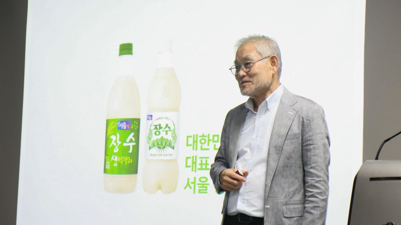 서울장수 유병창 영업총괄 사장이 한양대학교 광고홍보학과 학술제 OT 강의를 진행하고 있다.(서울장수 제공)