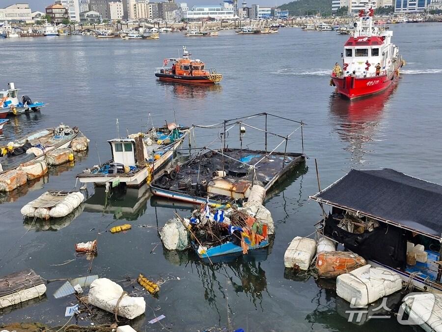 본문 이미지 - 군산 비응항 바지선 화재 현장.(군산해경 제공. 재판매 및 DB금지) /뉴스1