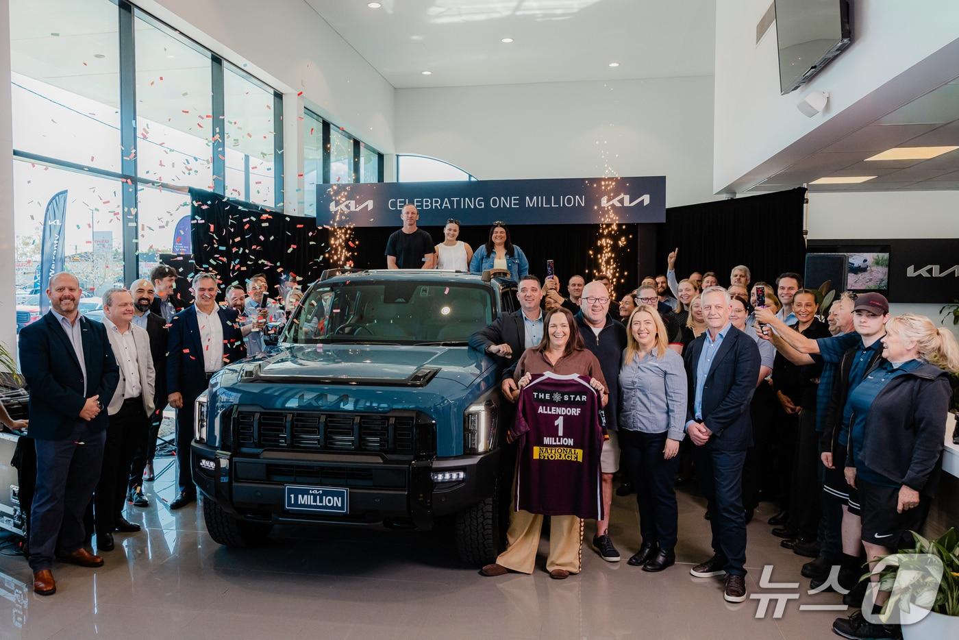 기아는 3일&#40;목&#41; 호주 북동부에 위치한 퀸즈랜드&#40;Queensland&#41; 모토라마 딜러사에서 데니스 피콜리&#40;Dennis Piccoli&#41; 최고운영책임자, 기아호주 브랜드 앰배서더 패트릭 래프터&#40;Patrick Rafter&#41;와 100만번째 차량 구매 고객인 제임스 앨런도프&#40;James Allendorf&#41; 등이 참석한 가운데 ‘100만대 판매 달성 기념식’을 진행했다.&#40;기아 제공&#41; 