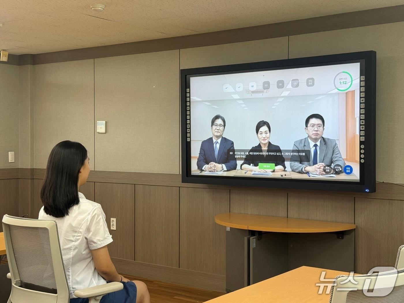 본문 이미지 - '진학 PEN AI'를 이용한 모의면접이 진행되고 있다.(부산시교육청 제공. 재판매 및 DB금지)