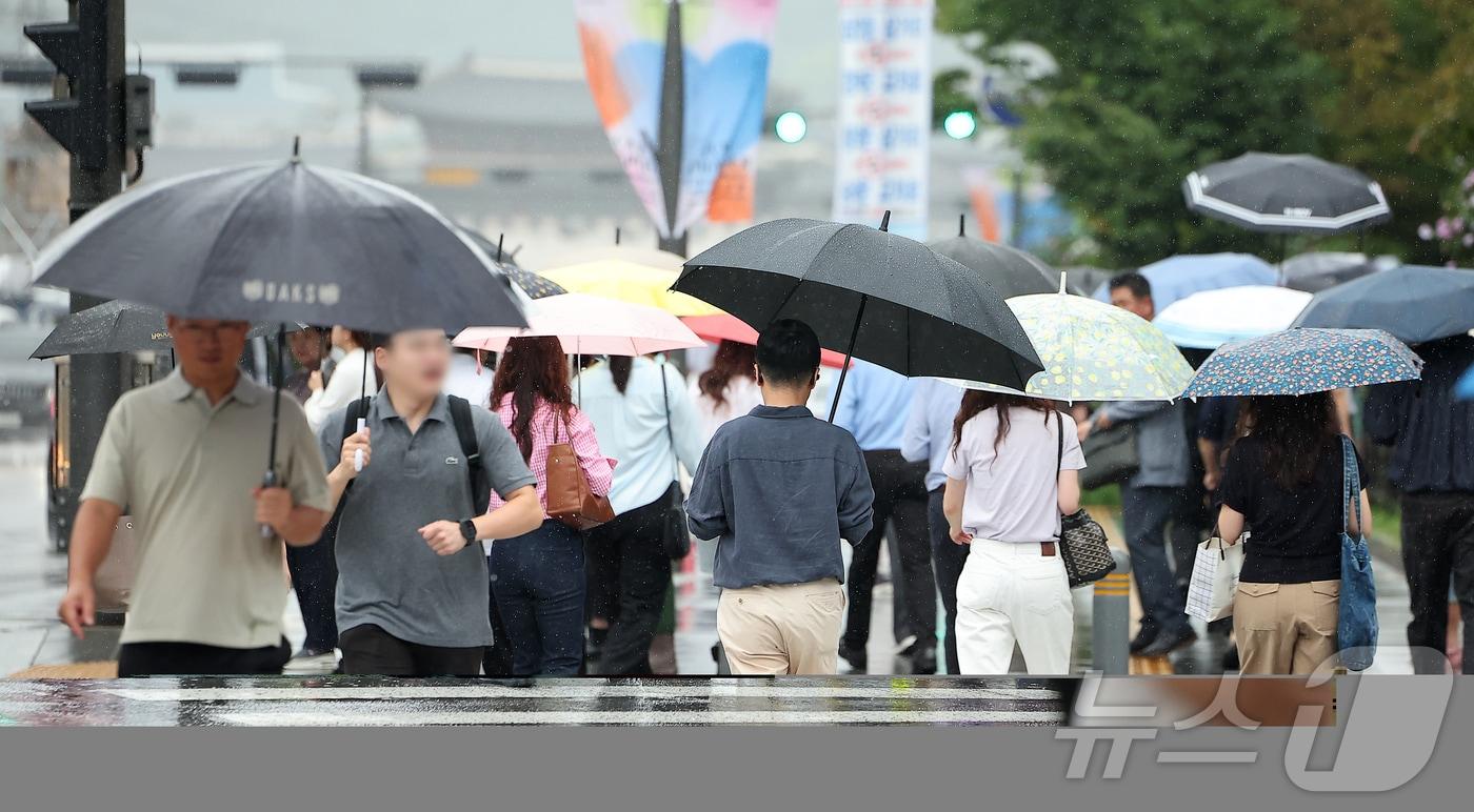 비가 내리고 있는 4일 오전 서울 세종대로사거리 횡단보도에서 우산을 쓴 시민들이 이동하고 있다. 2025.9.4/뉴스1 ⓒ News1 김진환 기자