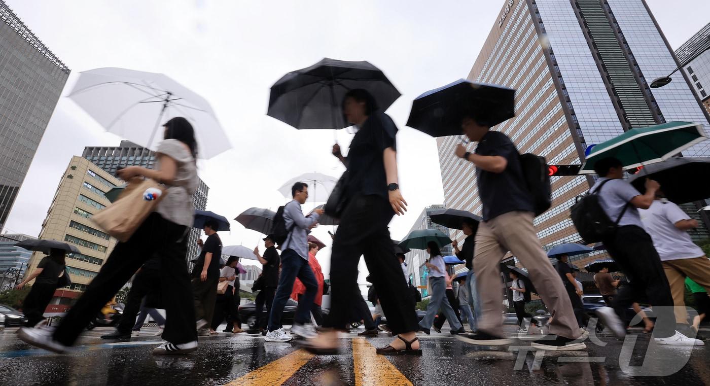 비가 내리고 있는 4일 오전 서울 세종대로사거리 횡단보도에서 우산을 쓴 시민들이 이동하고 있다. 2025.9.4/뉴스1 ⓒ News1 김진환 기자
