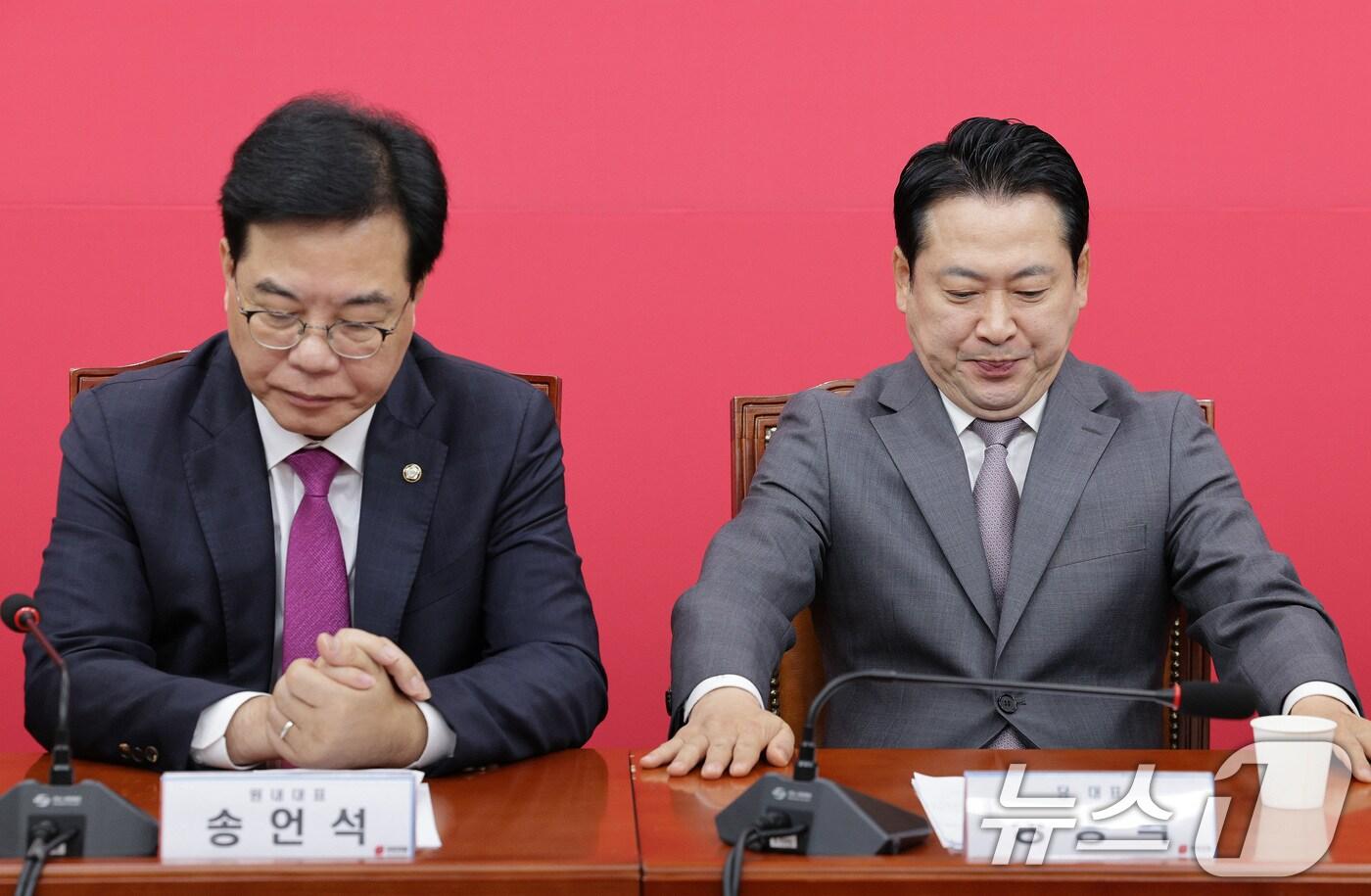 장동혁 국민의힘 대표(오른쪽)와 송언석 원내대표가 4일 오전 서울 여의도 국회에서 열린 최고위원회의에서 생각에 잠겨 있다. 2025.9.4/뉴스1 ⓒ News1 신웅수 기자