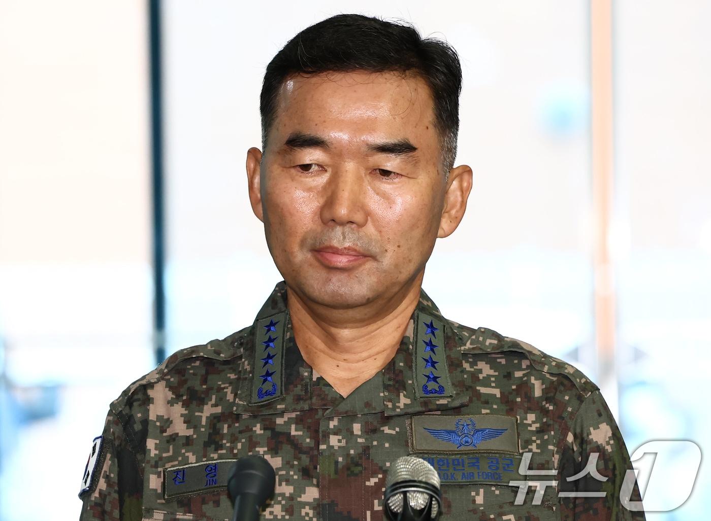 본문 이미지 - 진영승 합참의장 후보자가 4일 오전 서울 용산구 육군회관에 마련된 인사청문회 준비 집무실로 출근하며 취재진의 질의를 듣고 있다. 2025.9.4/뉴스1 ⓒ News1 김민지 기자