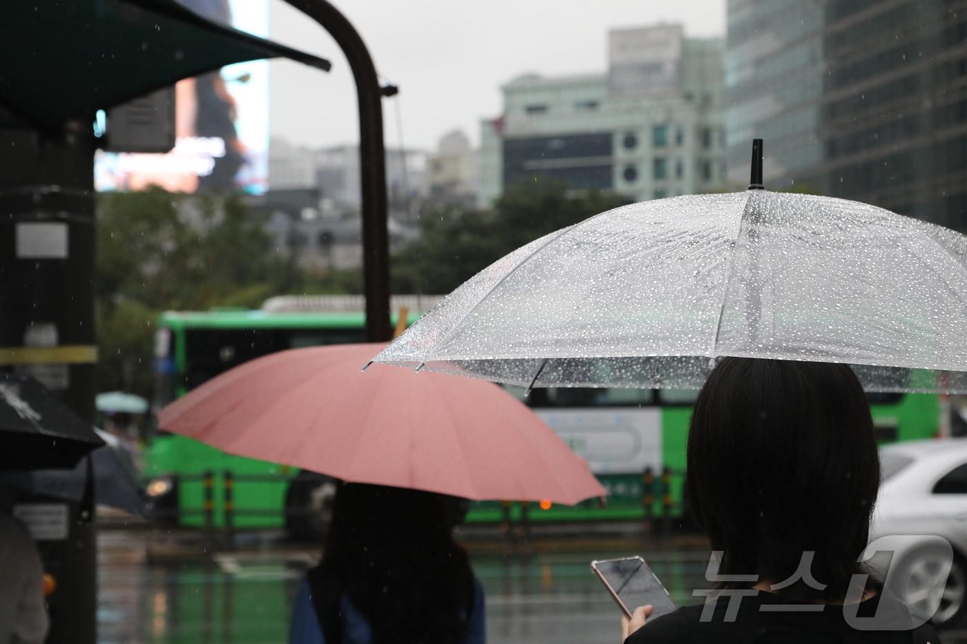 서울 세종대로사거리 횡단보도에서 우산을 쓴 시민들이 신호를 기다리고 있다. 2025.9.4/뉴스1 ⓒ News1 권준언 기자