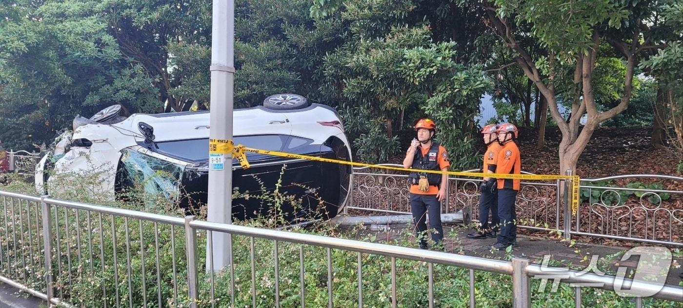 4일 오전 제주시 노형동에서 차량 전도사고가 발생했다.(제주도소방안전본부 제공. 재판매 및 DB 금지)
