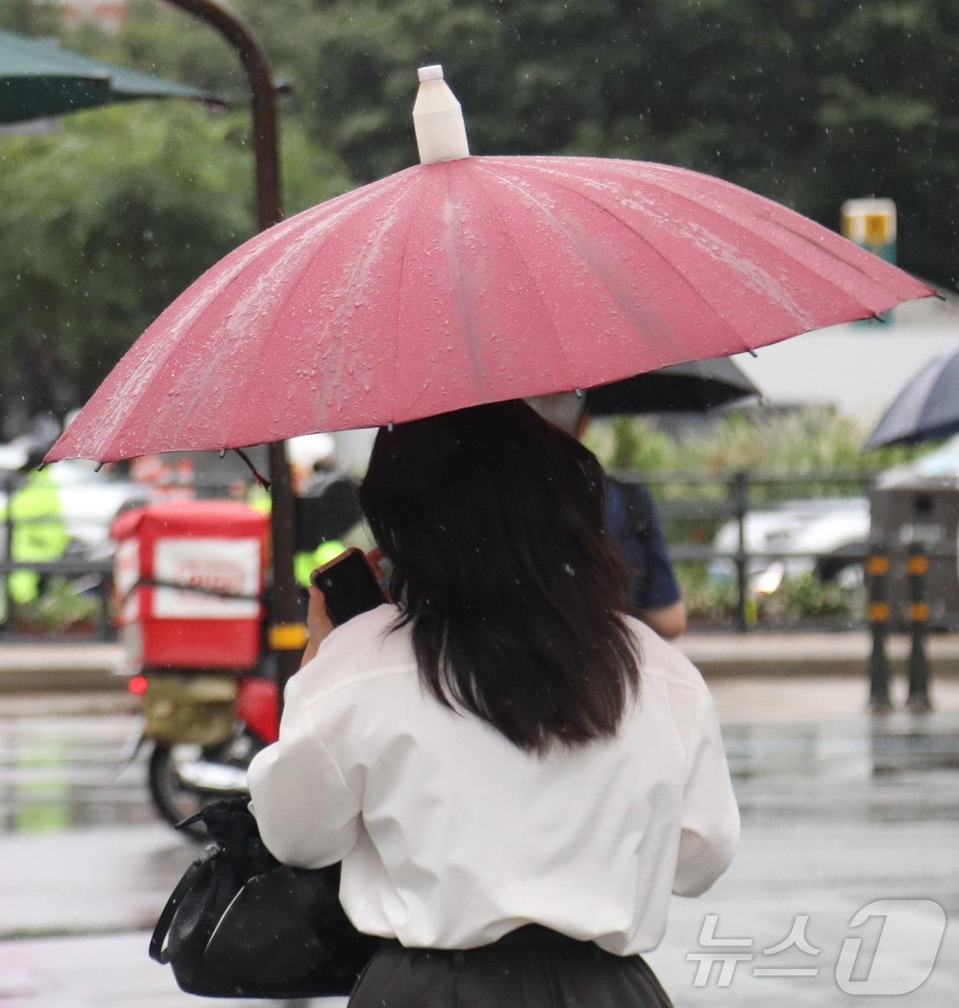 본문 이미지 - 우산을 쓴 시민이 발걸음을 옮기고 있다.(사진은 기사 내용과 무관함) / 뉴스1 ⓒ News1
