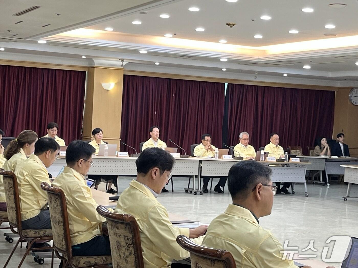 본문 이미지 - 지난 1일 신창호 부산도시공사 사장(가운데)이 ‘2025년 반부패·청렴 추진계획 이행점검 회의’를 주재하고 있다.(부산도시공사 제공. 재판매 및 DB금지)