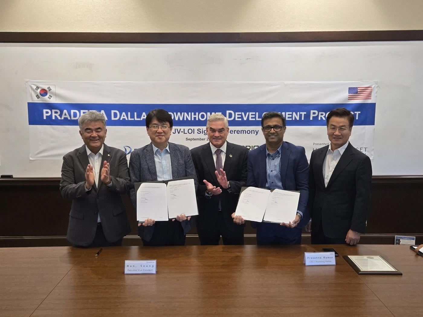 본문 이미지 - 정원주 대우건설 회장&#40;왼쪽&#41; 등 관계자들이 MOU 체결 후 기념촬영을 하고 있다.&#40;대우건설 제공&#41;뉴스1ⓒ news1