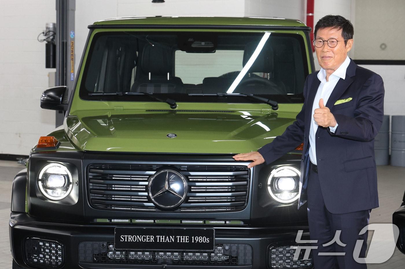 한국 축구의 전설 차범근 전 국가대표팀 감독이 4일 오전 서울 서초구 HS효성더클래스 메르세데스 벤츠 방배 서비스센터에서 열린 &#39;G-클래스 스트롱거 댄 더 1980 에디션&#39; 출시 기념행사에 참석해 포즈를 취하고 있다. 2025.9.4/뉴스1 ⓒ News1 이광호 기자