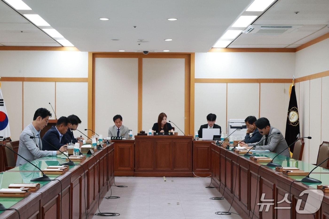  충주시의회 상임위 회의 모습.(시의회 제공. 재판매 및 DB금지)/뉴스1